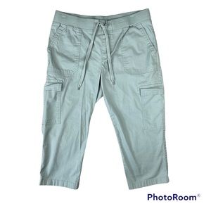 Chaps Size Medium Women’s Cargo Pants Capri Pale Green Casual Comfort